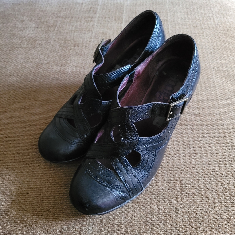Black Clarks heels size 6.5